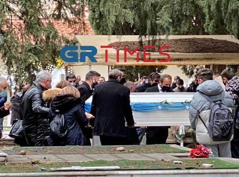 Ανείπωτη θλίψη στην κηδεία του 19χρονου Άλκη – Τα σπαρακτικά λόγια του πατέρα του