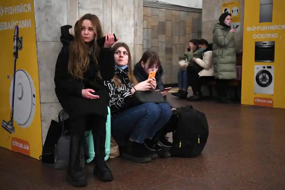 Μέσα στα καταφύγια του Κιέβου: Πολίτες κάτω από τη γη και από πάνω βομβαρδισμοί και εκρήξεις