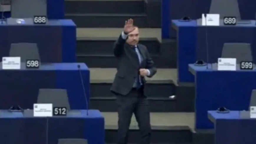 Σάλος: Βούλγαρος ευρωβουλευτής χαιρέτισε ναζιστικά μέσα στο Ευρωπαϊκό Κοινοβούλιο – Εξοργιστικό βίντεο