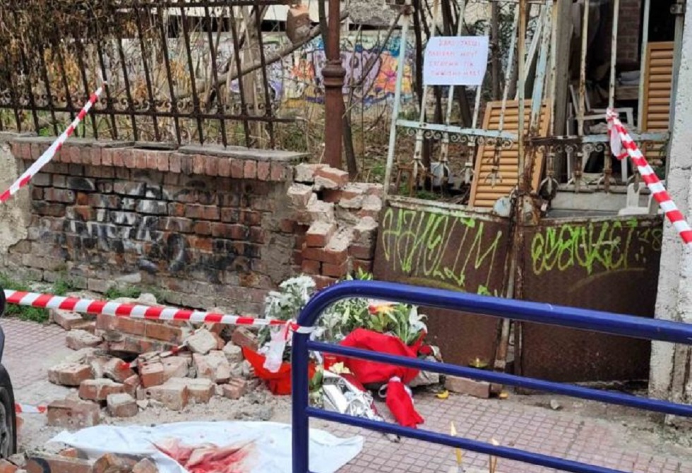 Λάρισα: Συγκλονιστικό μήνυμα και λουλούδια στο σημείο όπου σκοτώθηκε ο 22χρονος φοιτητής