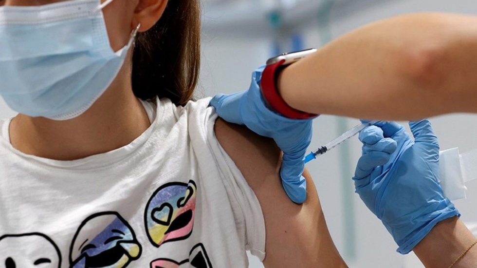 Κορωνοϊός – εμβόλιο: Τι θα γίνει με την τρίτη δόση σε παιδιά – εφήβους