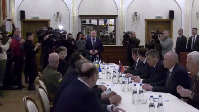 Στο ίδιο τραπέζι Ρωσία – Ουκρανία: Κατάπαυση του πυρός ή συνέχιση του πολέμου; – Τι ζητούν οι δύο πλευρές