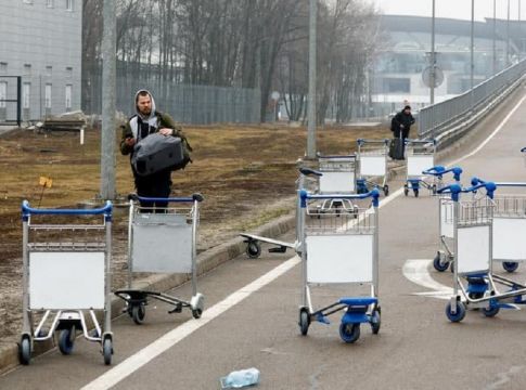 Πόλεμος στην Ουκρανία: Αδειάζουν ΑΤΜ και σουπερμάρκετ – Φεύγουν από το Κίεβο οι άμαχοι