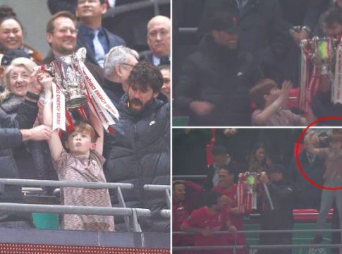 Έπος: Πιτσιρικάς «χώθηκε» στην απονομή της Λίβερπουλ και σήκωσε κούπα (vid)