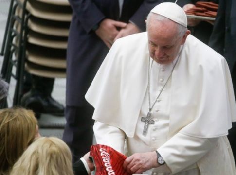 Ο Πάπας Φραγκίσκος έλαβε δώρο φανέλα του Κριστιάνο Ρονάλντο
