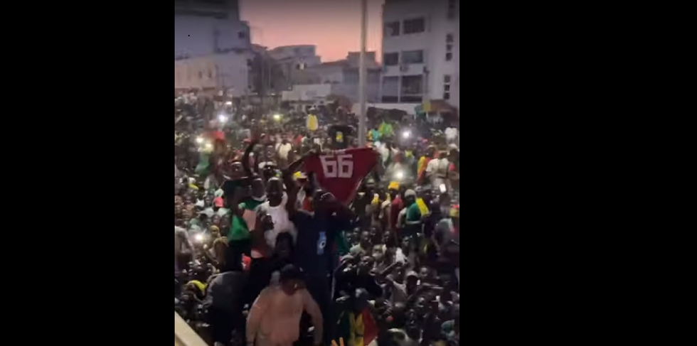 Ολυμπιακός: Οι φίλοι της Σενεγάλης πανηγυρίζουν με «ερυθρόλευκη» φανέλα του Σισέ (vids)
