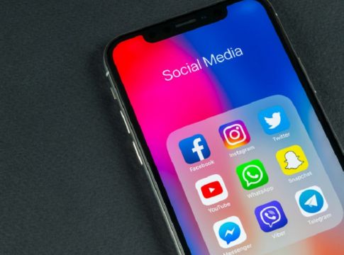 Ο Ζούκερμπεργκ απειλεί να αποσύρει Facebook και Instagram από την Ευρώπη