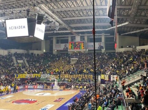 Χαμός στην Τουρκία: Διακοπή στο Φενέρ-Γαλατά – Έπεσε ξύλο στις κερκίδες (vid)