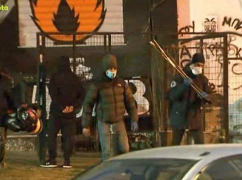 Δολοφονία Άλκη: Μια προσαγωγή μετά το «ντου» σε συνδέσμους του ΠΑΟΚ – Βίντεο από τα «πολεμοφόδια» που βρέθηκαν