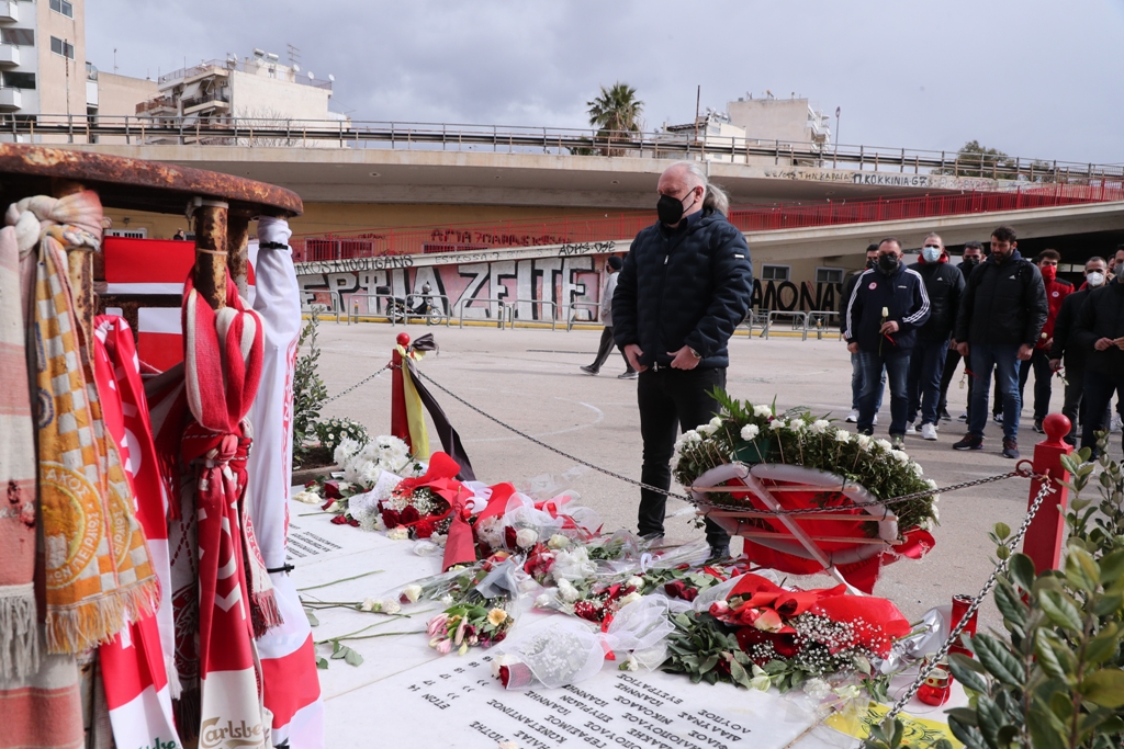 Στο μνημείο της Θύρας 7 ο Μιχάλης Κουντούρης και ο Ερασιτέχνης Ολυμπιακός (pics)