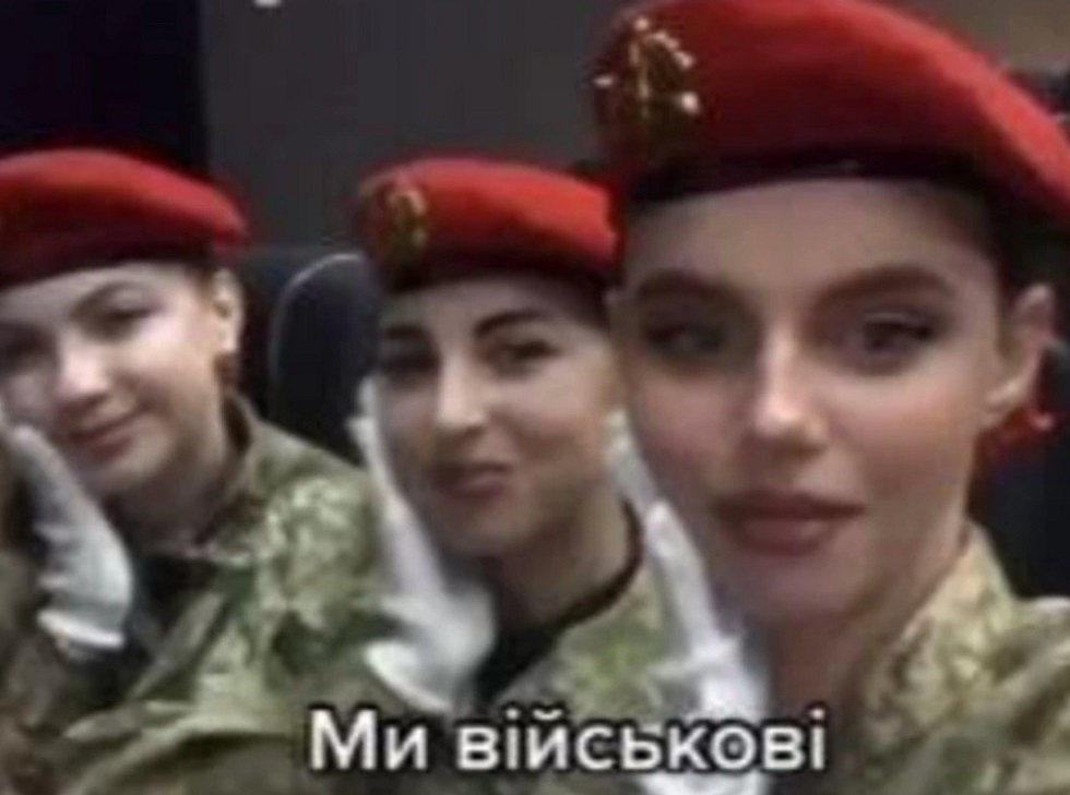 Ουκρανία: Γέμισε το TikTok πανέμορφες Ουκρανές που κατατάσσονται στον στρατό