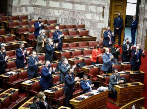 «Η Βουλή δεν θα γίνει κόλαση»: Σύγκρουση Ραγκούση – Τασούλα για τον Πολάκη