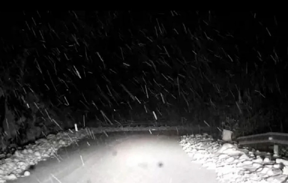 Καιρός: Χιονίζει σε Θρακομακεδόνες και Πάρνηθα (vids)