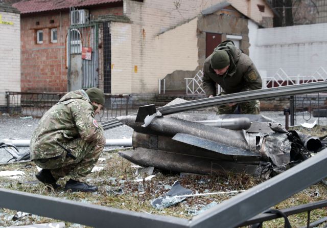 Σοκ και δέος στην Ουκρανία: Εικόνες και βίντεο από τις στρατιωτικές επιχειρήσεις – Σε πανικό οι πολίτες τρέχουν να σωθούν