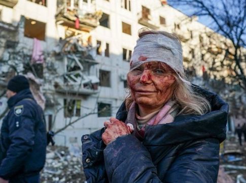 Το πικρό χαμόγελο του πολέμου – Η φωτογραφία που συγκλονίζει τον πλανήτη