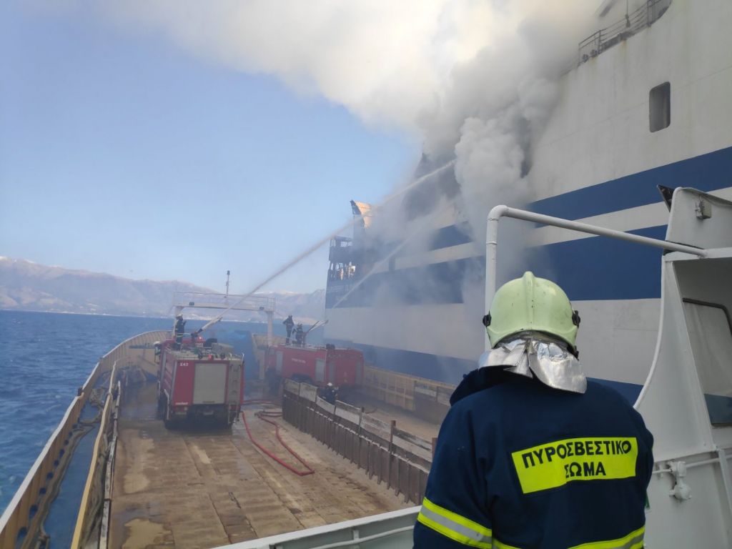 Διασώστες της ΕΜΑΚ πηγαίνουν στο φλεγόμενο πλοίο – Θα επιχειρήσουν διάσωση των εγκλωβισμένων