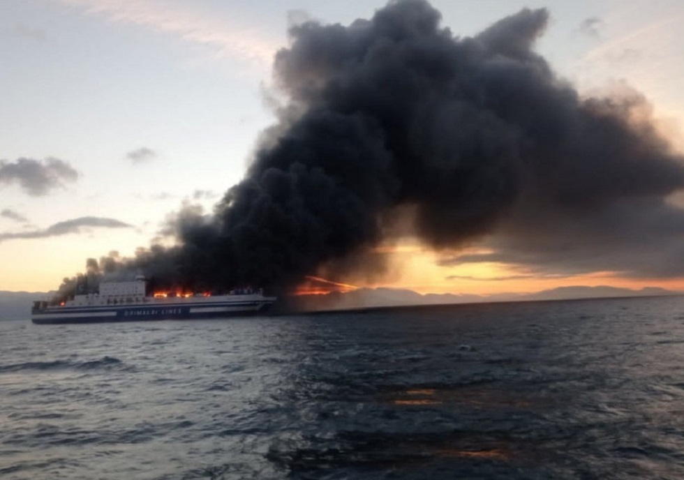 Κέρκυρα: «Πάγωσαν» οι έρευνες για τους αγνοούμενους – Συνεχείς εκρήξεις στο πλοίο που ρυμουλκείται