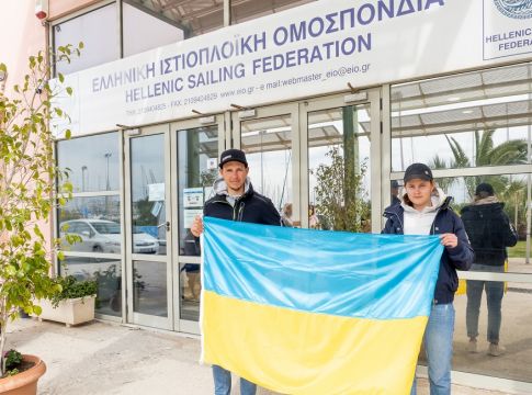 Στην Αθήνα δύο Ουκρανοί ιστιοπλόοι: «Κάνουμε έκκληση να σταματήσει ο πόλεμος»
