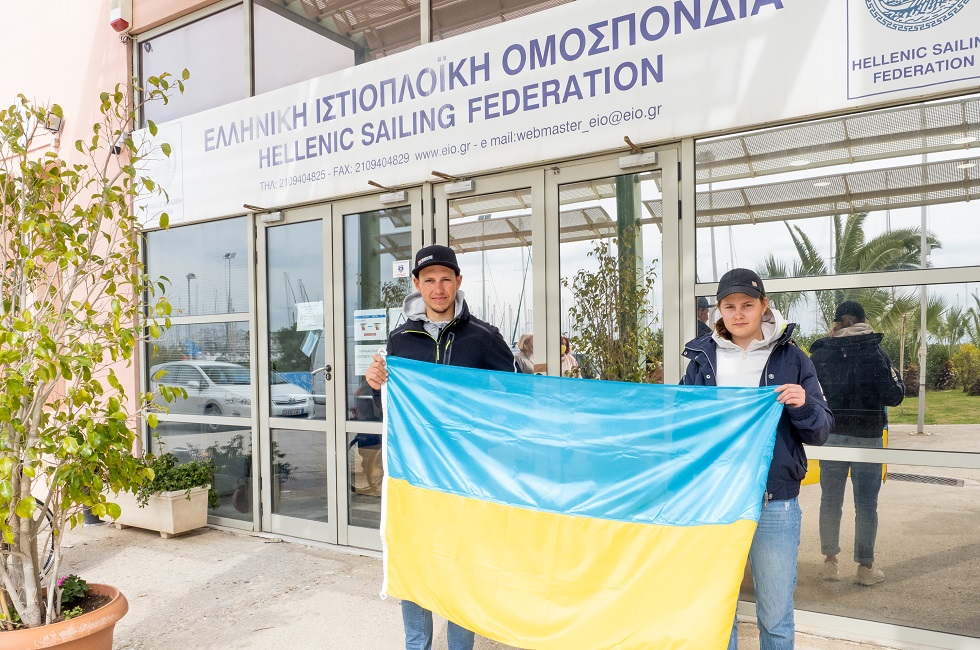 Στην Αθήνα δύο Ουκρανοί ιστιοπλόοι: «Κάνουμε έκκληση να σταματήσει ο πόλεμος»