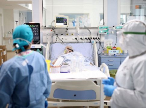 Ο κορωνοϊός «τρεις φορές πιο φονικός από τη γρίπη» για τους νοσηλευόμενους ασθενείς