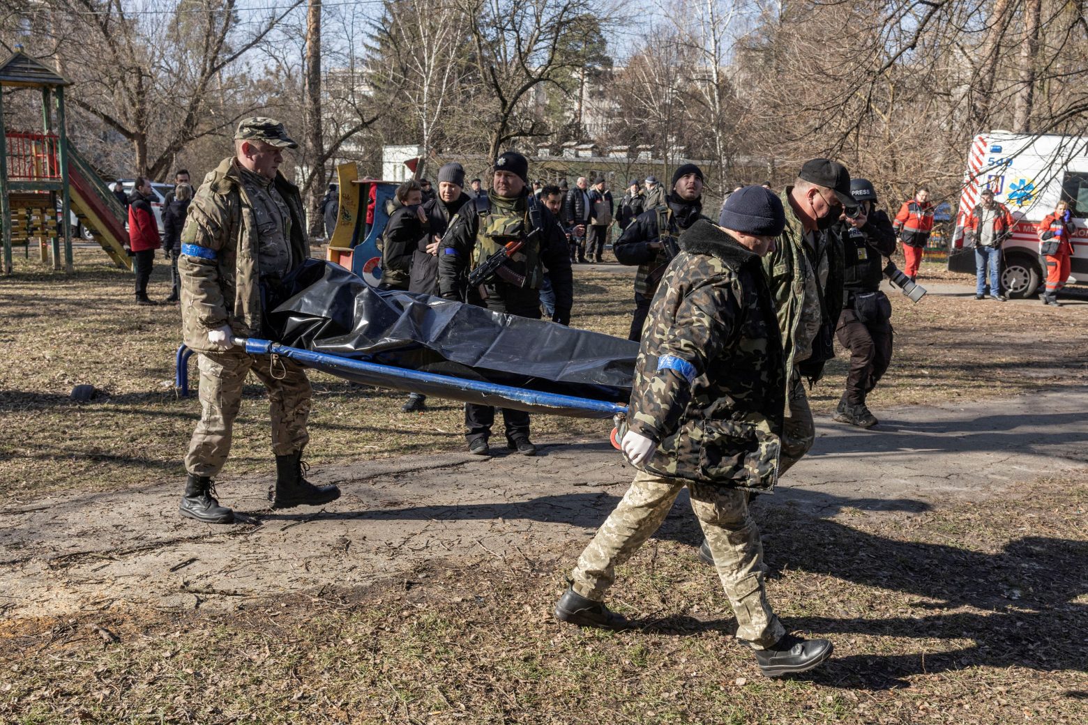 Σπαρμένη με πτώματα Ρώσων η Ουκρανία – Τι αποκαλύπτει το χιόνι που λιώνει