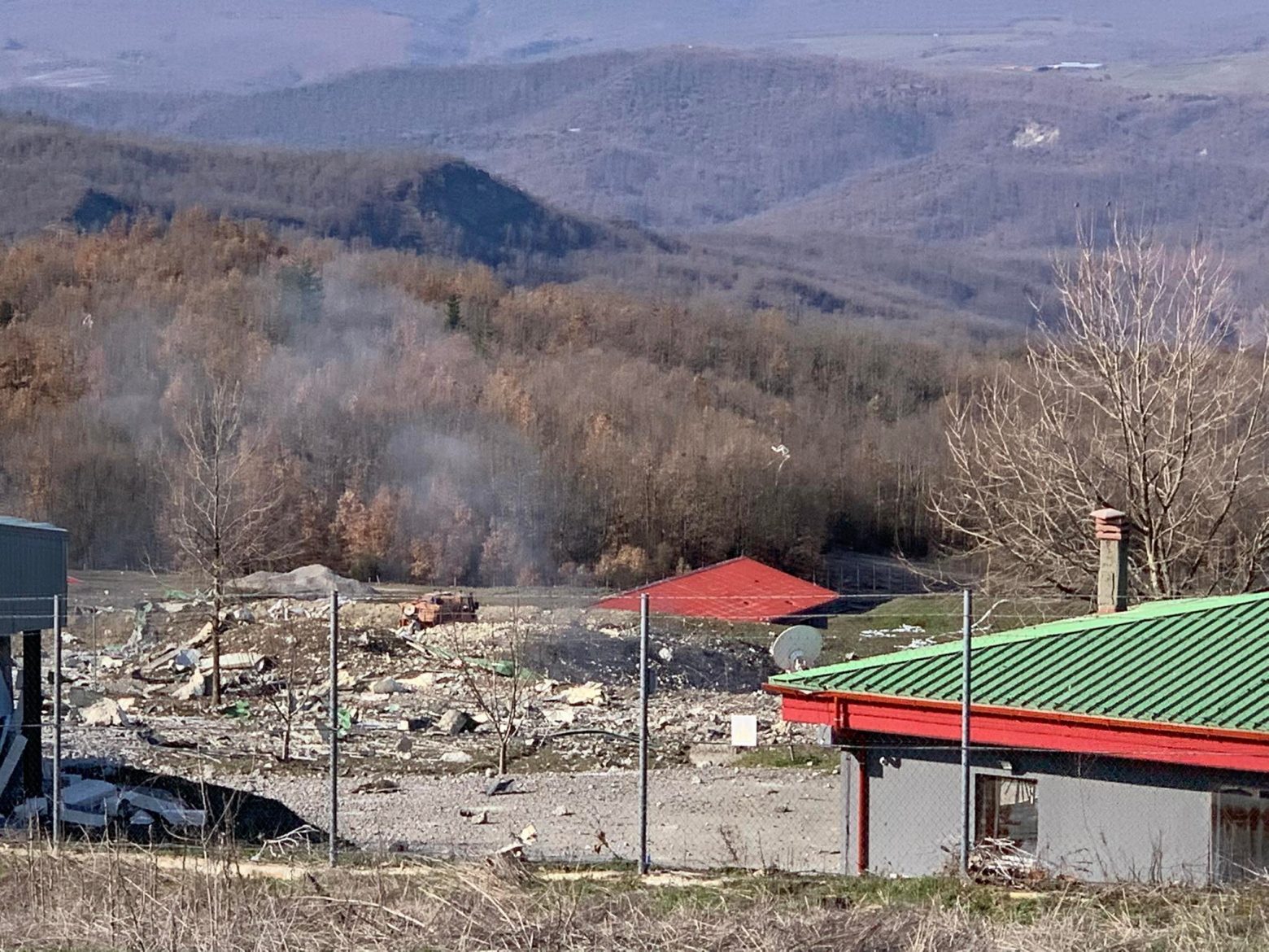 Συγκλονιστική μαρτυρία για την έκρηξη στο εργοστάσιο πυρομαχικών – «Έχουν βρεθεί κομμάτια από σάρκες»