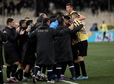 Η ΑΕΚ είναι με την πλάτη στον τοίχο στα πλέι οφ