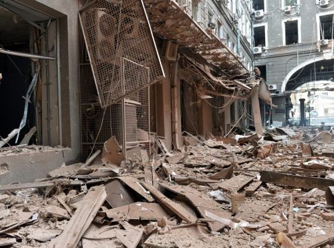 Πόλεμος στην Ουκρανία: Τουλάχιστον 100 εγκλωβισμένοι σε συντρίμμια πολυκατοικίας που βομβαρδίστηκε