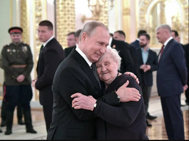 Πώς η 88χρονη πρώην δασκάλα του Πούτιν μπορεί να τερματίσει τον πόλεμο