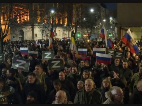 Πόλεμος στην Ουκρανία: Οι Σέρβοι, μόνοι στον κόσμοι, διαδηλώνουν υπέρ της Ρωσίας