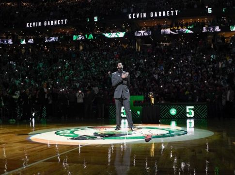 Στην… αιωνιότητα πέρασε ο Γκαρνέτ – Απέσυραν τη φανέλα του οι Σέλτικς (pic, vids)