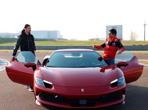 Ο Ιμπραϊμοβιτς οδήγησε τη Ferrari 296 GTB και έπαιξε ποδόσφαιρο με τον Σάινθ