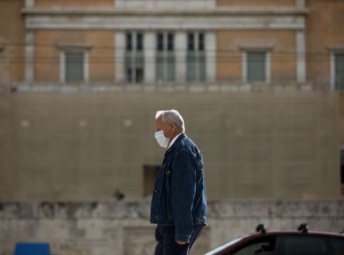Τέλος οι μάσκες στους εξωτερικούς χώρους από το Σάββατο – Τι αποφάσισαν για τα ΜΜΜ