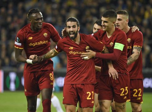 Νίκη μισή πρόκριση για την Ρόμα – Με το ένα πόδι στους «8» Σλάβια Πράγας και Φέγενορντ