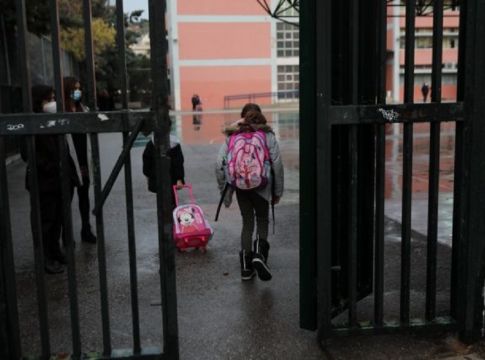 Προς κατάργηση τα δύο self test στα σχολεία – Συνεδριάζει σήμερα η επιτροπή των ειδικών
