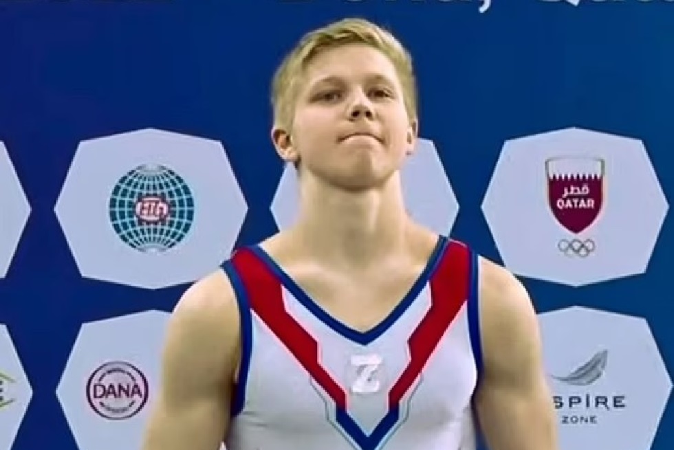 Ρώσος αθλητής γυμναστικής ανέβηκε στο βάθρο με το «Ζ» στο στήθος, διακριτικό του στρατού του Πούτιν