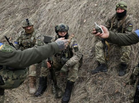 Δημοσκόπηση Politico: 1 στους 3 Έλληνες «κατανοούν» τους λόγους για τη ρωσική εισβολή