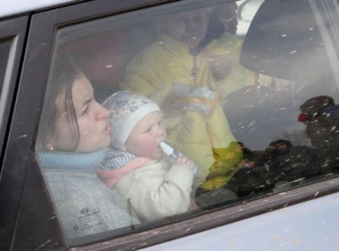 Ζωντανοί – νεκροί στη μαρτυρική Μαριούπολη – Άψυχα κτίρια και πτώματα συνθέτουν το σκηνικό της φρίκης