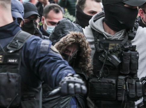 Η φωτογραφία από την προσαγωγή της Ρούλας Πισπιρίγκου που παγώνει το αίμα