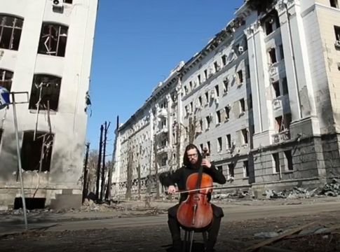 Ουκρανία: Μουσικός παίζει τσέλο μπροστά από βομβαρδισμένες πολυκατοικίες στο Χάρκοβο (vid)