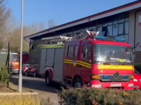 Ουκρανία: Κονβόι από πυροσβεστικά οχήματα κατευθύνεται προς τη χώρα
