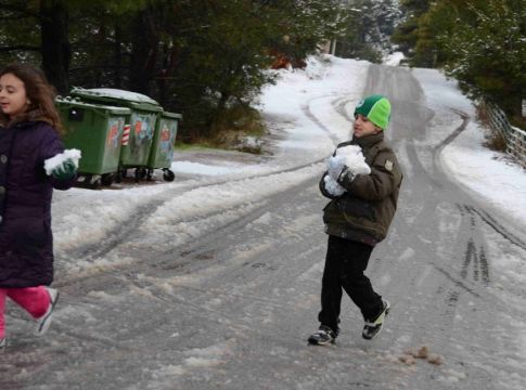 Καιρός: Χιονίζει στο κέντρο της Αθήνας – Ποιες περιοχές της Αττικής θα δουν «άσπρη μέρα»