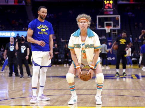 NBA: Ο Γουίλ Φέρελ, εμφανίστηκε ως «Τζάκι Μουν» και έκανε ζέσταμα με τους Γουόριορς