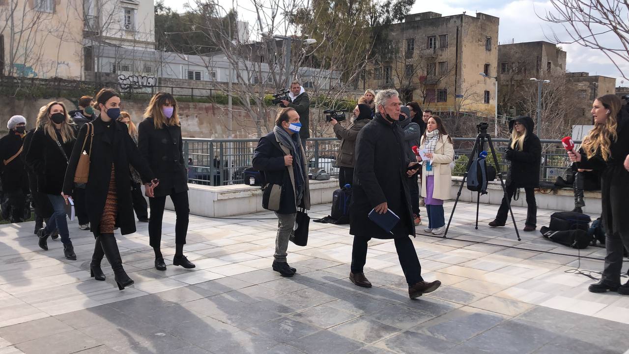 Στα δικαστήρια σαν μια γροθιά οι ηθοποιοί κατά του Πέτρου Φιλιππίδη (vid)