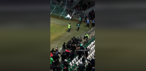 Ανελέητο ξύλο οπαδών στον αγωνιστικό χώρο – Σκηνές ωμής βίας (Vid)