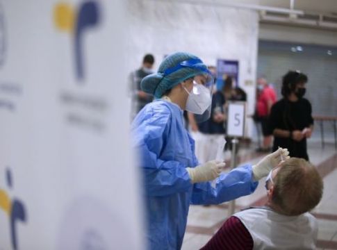 Πότε αναμένεται νέα αύξηση των κρουσμάτων κορωνοϊού – Τι είπε ο Πλεύρης για την 4η δόση