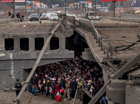 Πόλεμος στην Ουκρανία: Άμαχοι κρύβονται κάτω από γέφυρα που βομβάρδισαν Ρώσοι