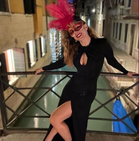 Αναγνωρίζετε την ηθοποιό με αποκριάτικη μάσκα στη Βενετία;