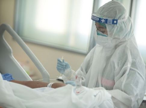 Κορωνοϊός: 27.490 κρούσματα, 73 θάνατοι και 342 διασωληνωμένοι