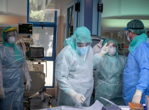 Έκρηξη κρουσμάτων σε μία εβδομάδα – Τι ανακοίνωσε ο ΕΟΔΥ